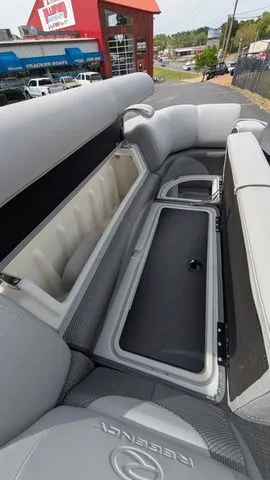 Slide: The Image of Regency 250 DL3 2025 - 35