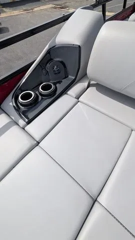 Slide: The Image of Regency 250 DL3 2025 - 37