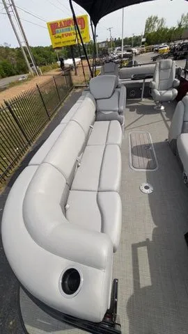 Slide: The Image of Regency 250 DL3 2025 - 8