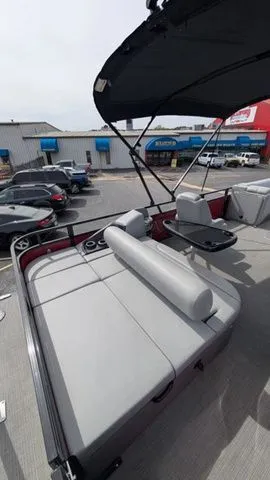 Slide: The Image of Regency 250 DL3 2025 - 9