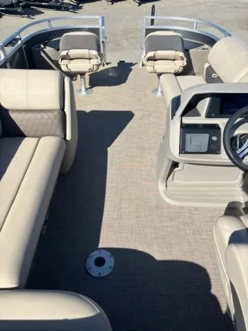 Slide: The Image of Sun Tracker Fishin' Barge 20 DLX 2025 - 10
