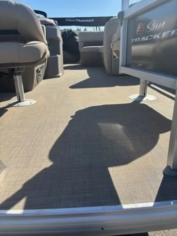 Slide: The Image of Sun Tracker Fishin' Barge 20 DLX 2025 - 11