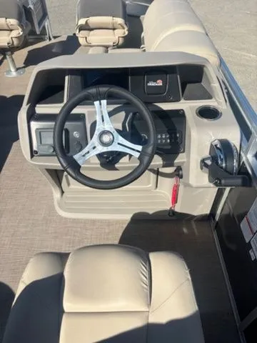 Slide: The Image of Sun Tracker Fishin' Barge 20 DLX 2025 - 4