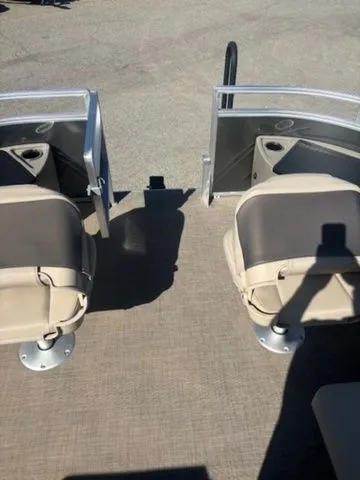 Slide: The Image of Sun Tracker Fishin' Barge 20 DLX 2025 - 6