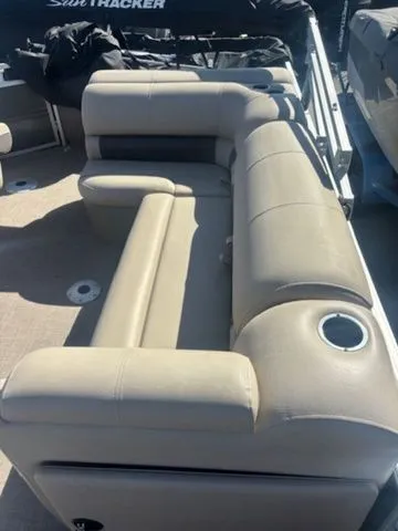 Slide: The Image of Sun Tracker Fishin' Barge 20 DLX 2025 - 8