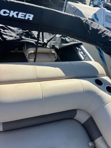 Slide: The Image of Sun Tracker Fishin' Barge 20 DLX 2025 - 9