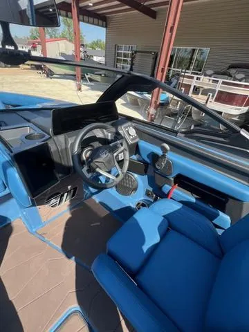 Slide: The Image of Malibu Wakesetter 24 MXZ 2025 - 11