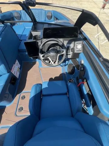 Slide: The Image of Malibu Wakesetter 24 MXZ 2025 - 12