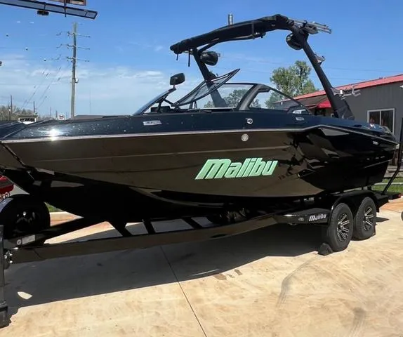 Slide: The Image of Malibu Wakesetter 22 MXZ 2025 - 2