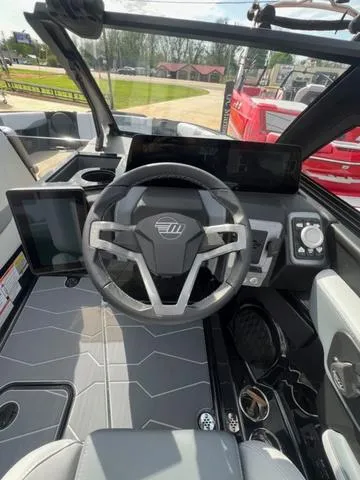 Slide: The Image of Malibu Wakesetter 22 MXZ 2025 - 8