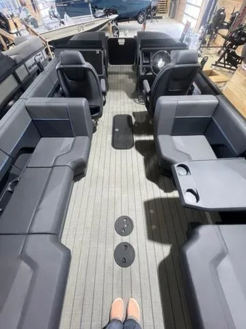 Slide: The Image of Manitou Explore 22 Navigator 2025 - 10