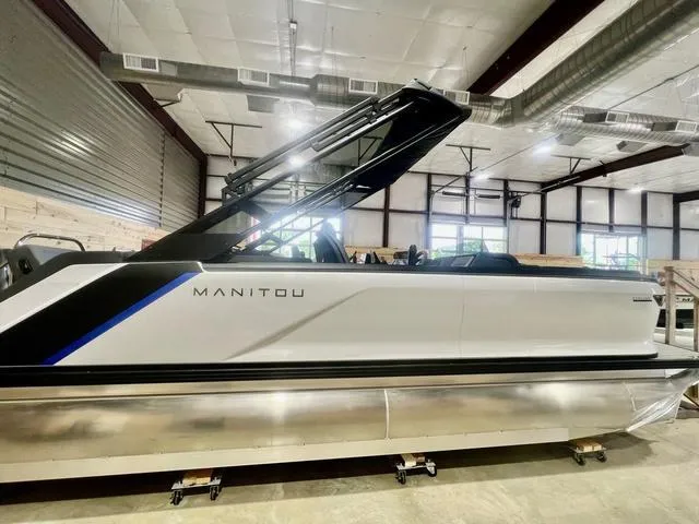 Slide: The Image of Manitou Explore 22 Navigator 2025 - 2