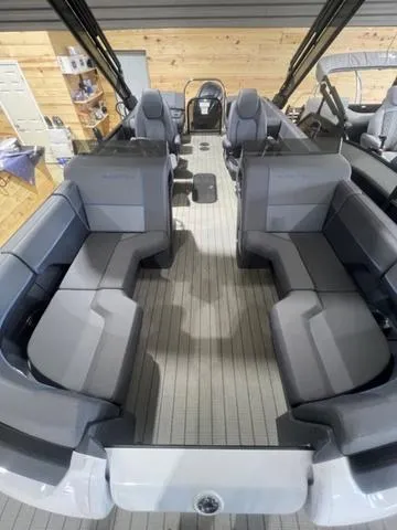 Slide: The Image of Manitou Explore 22 Navigator 2025 - 4