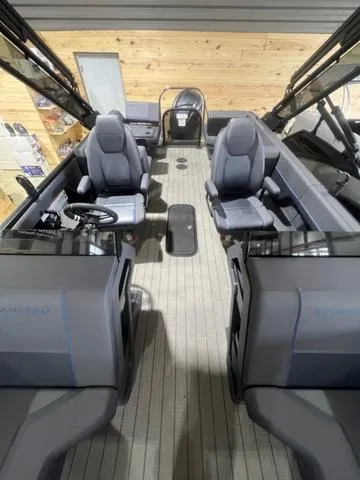 Slide: The Image of Manitou Explore 22 Navigator 2025 - 5