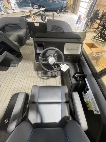 Slide: The Image of Manitou Explore 22 Navigator 2025 - 6