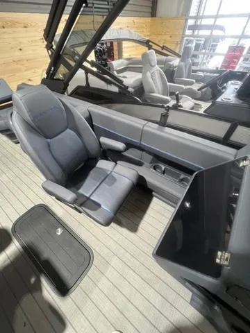 Slide: The Image of Manitou Explore 22 Navigator 2025 - 7