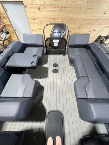 Slide: The Image of Manitou Explore 22 Navigator 2025 - 8