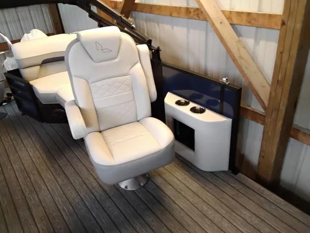 Slide: The Image of Lowe SS 210 WT 2025 - 5