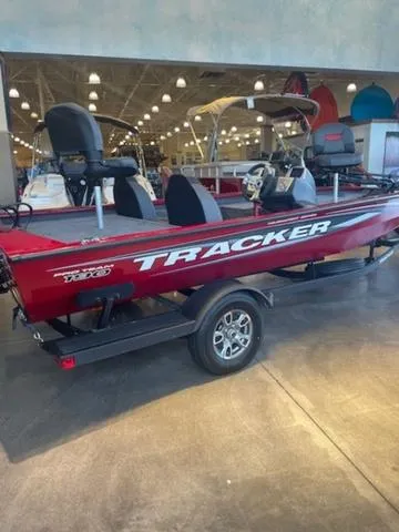 The Image of Tracker Pro Team 190 2025 - 1