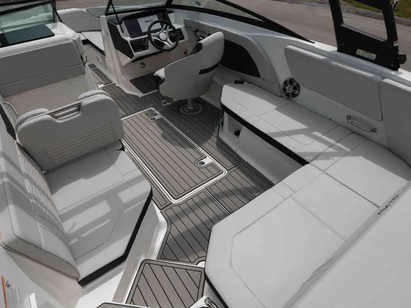 Slide: The Image of Sea Ray SPX 230 2025 - 5