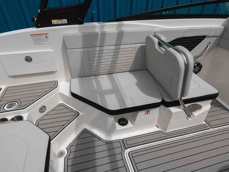 Slide: The Image of Sea Ray SPX 230 2025 - 6