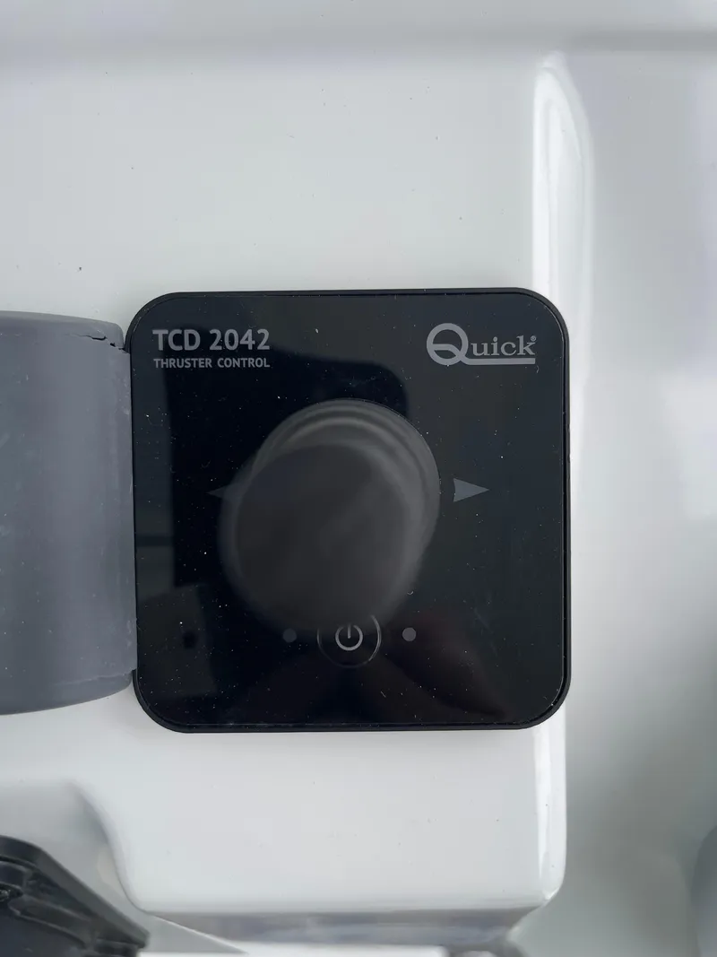 Slide: The Image of Quick TCD 2042 thruster control on Beneteau BARRACUDA 8, 2020 model. - 39