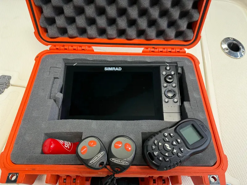 Slide: The Image of Simrad marine electronics in orange case, Mako 21 LTS 2020 model accessories. - 16