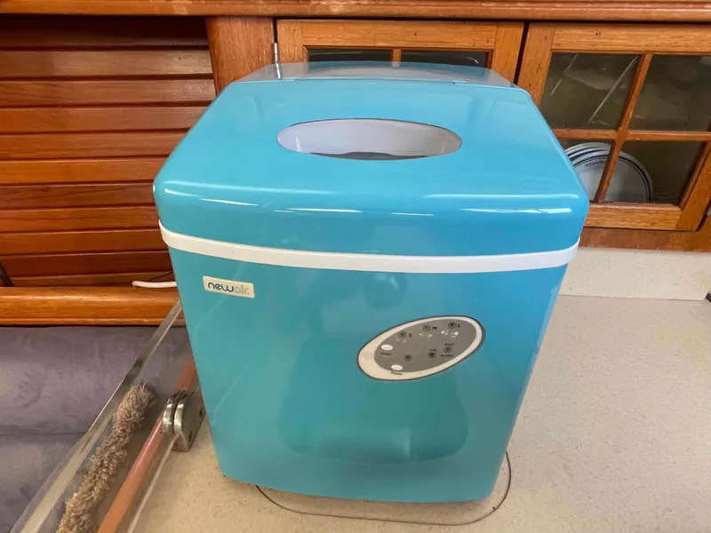 Slide: The Image of Blue portable ice maker on a Hunter 45 Center Cockpit yacht, 2006 model. - 31