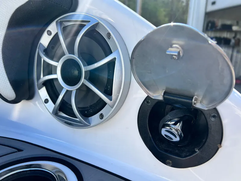 Slide: The Image of Speaker and control panel on 2019 Yamaha Boats 242 Limited S. - 13