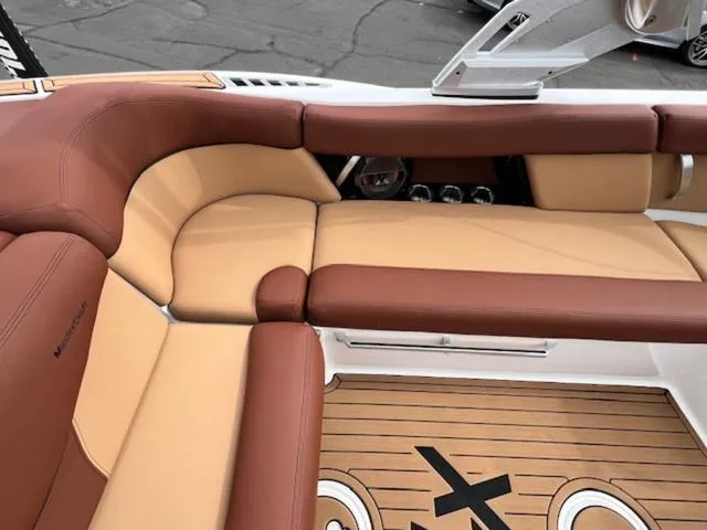 Slide: The Image of MasterCraft XT22 2019 - 15