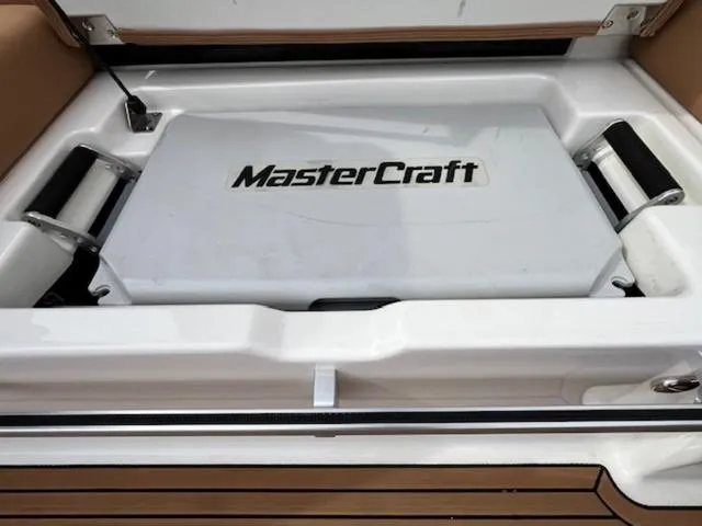 Slide: The Image of MasterCraft XT22 2019 - 18