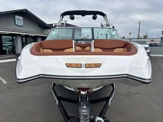 Slide: The Image of MasterCraft XT22 2019 - 3