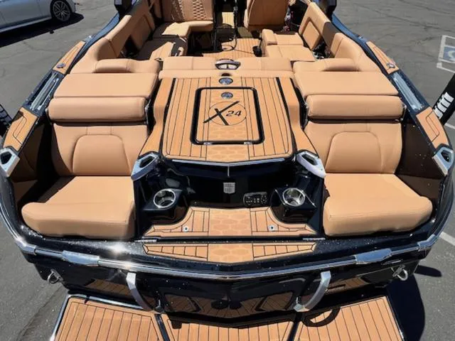 Slide: The Image of MasterCraft X24 2022 - 17