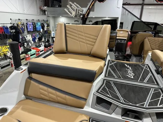 Slide: The Image of Tigé Ultré 23ZX 2025 - 10