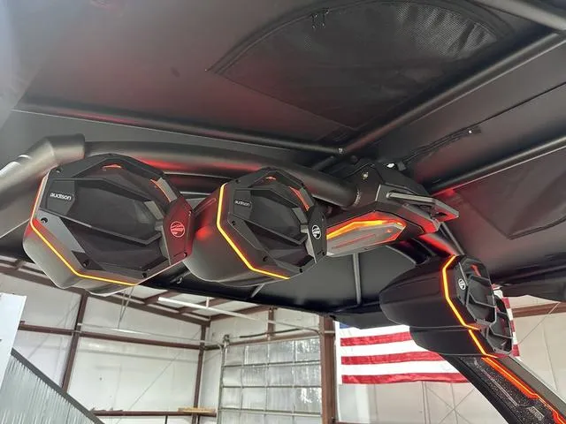 Slide: The Image of Tigé Ultré 23ZX 2025 - 12