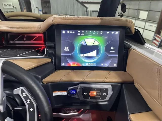 Slide: The Image of Tigé Ultré 23ZX 2025 - 15