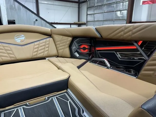 Slide: The Image of Tigé Ultré 23ZX 2025 - 16