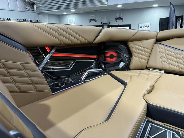 Slide: The Image of Tigé Ultré 23ZX 2025 - 17