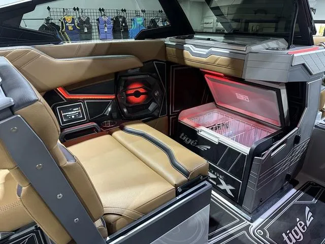 Slide: The Image of Tigé Ultré 23ZX 2025 - 19