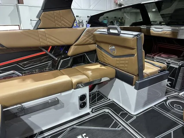 Slide: The Image of Tigé Ultré 23ZX 2025 - 20