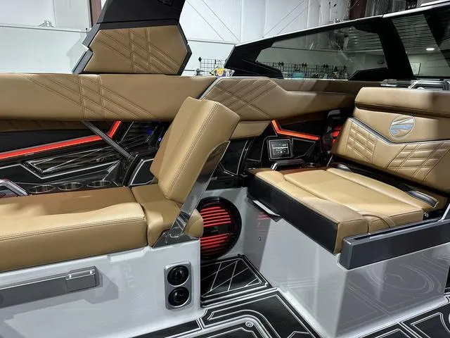 Slide: The Image of Tigé Ultré 23ZX 2025 - 21