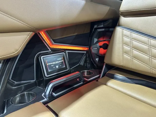 Slide: The Image of Tigé Ultré 23ZX 2025 - 23