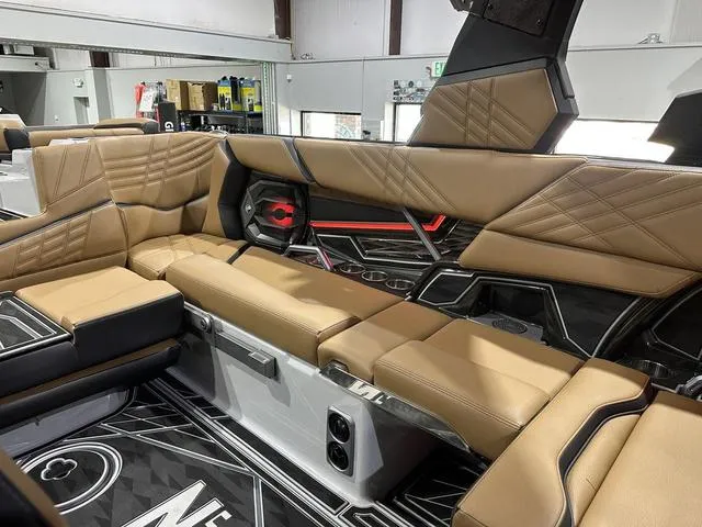 Slide: The Image of Tigé Ultré 23ZX 2025 - 24