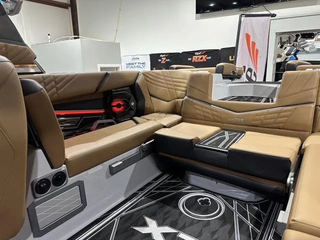 Slide: The Image of Tigé Ultré 23ZX 2025 - 25