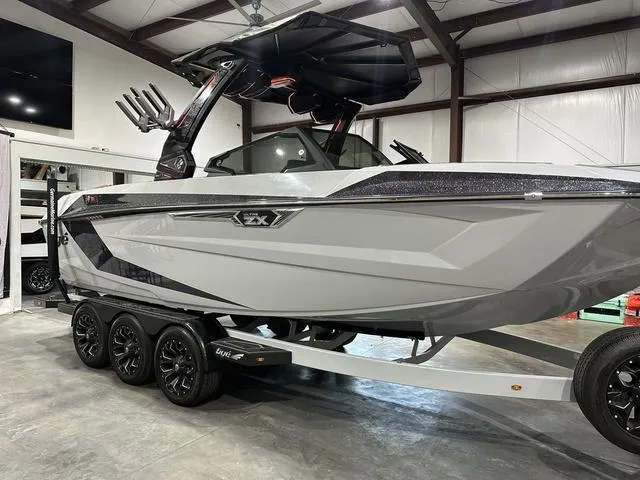 Slide: The Image of Tigé Ultré 23ZX 2025 - 6