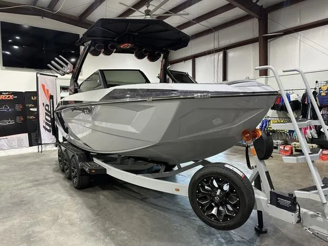 Slide: The Image of Tigé Ultré 23ZX 2025 - 7