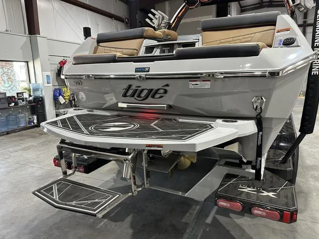 Slide: The Image of Tigé Ultré 23ZX 2025 - 8