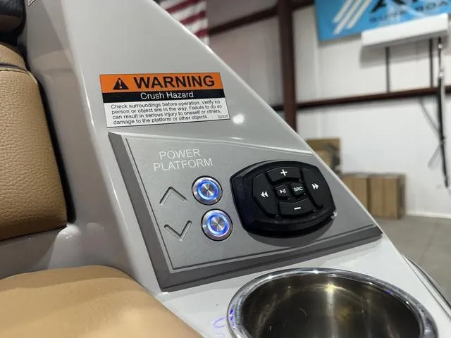 Slide: The Image of Tigé Ultré 23ZX 2025 - 9