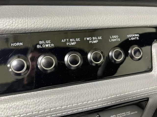 Slide: The Image of Cobalt R8 Surf 2025 - 13