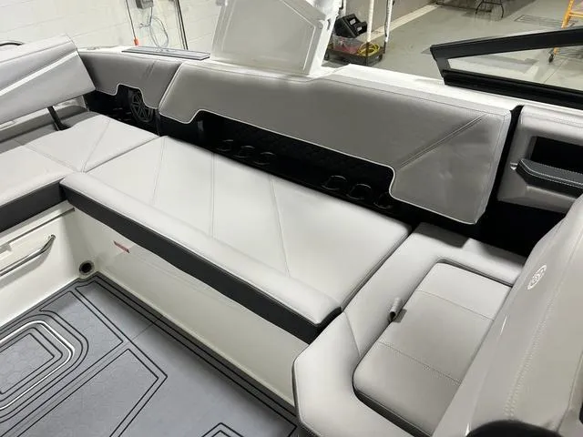 Slide: The Image of Cobalt R8 Surf 2025 - 18